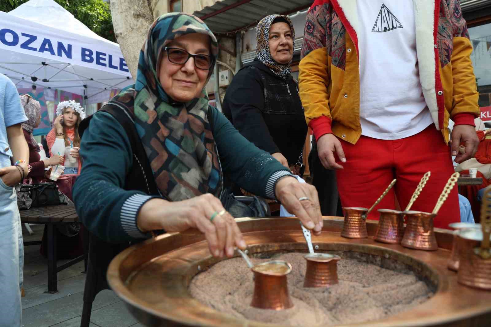 Festivalde Osmanlı geleneği yaşatıldı, ciğer tezgahları davul zurna ile şenlendi
Festivalde Osmanlı geleneği yaşatıldı, ciğer tezgahları davul zurna ile şenlendi