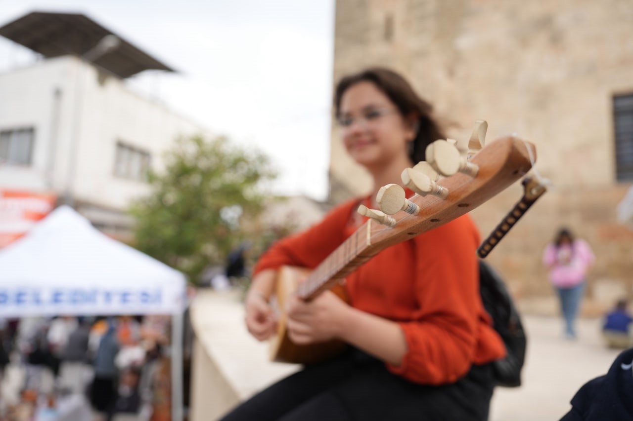 Festivalde Osmanlı geleneği yaşatıldı, ciğer tezgahları davul zurna ile şenlendi
Festivalde Osmanlı geleneği yaşatıldı, ciğer tezgahları davul zurna ile şenlendi