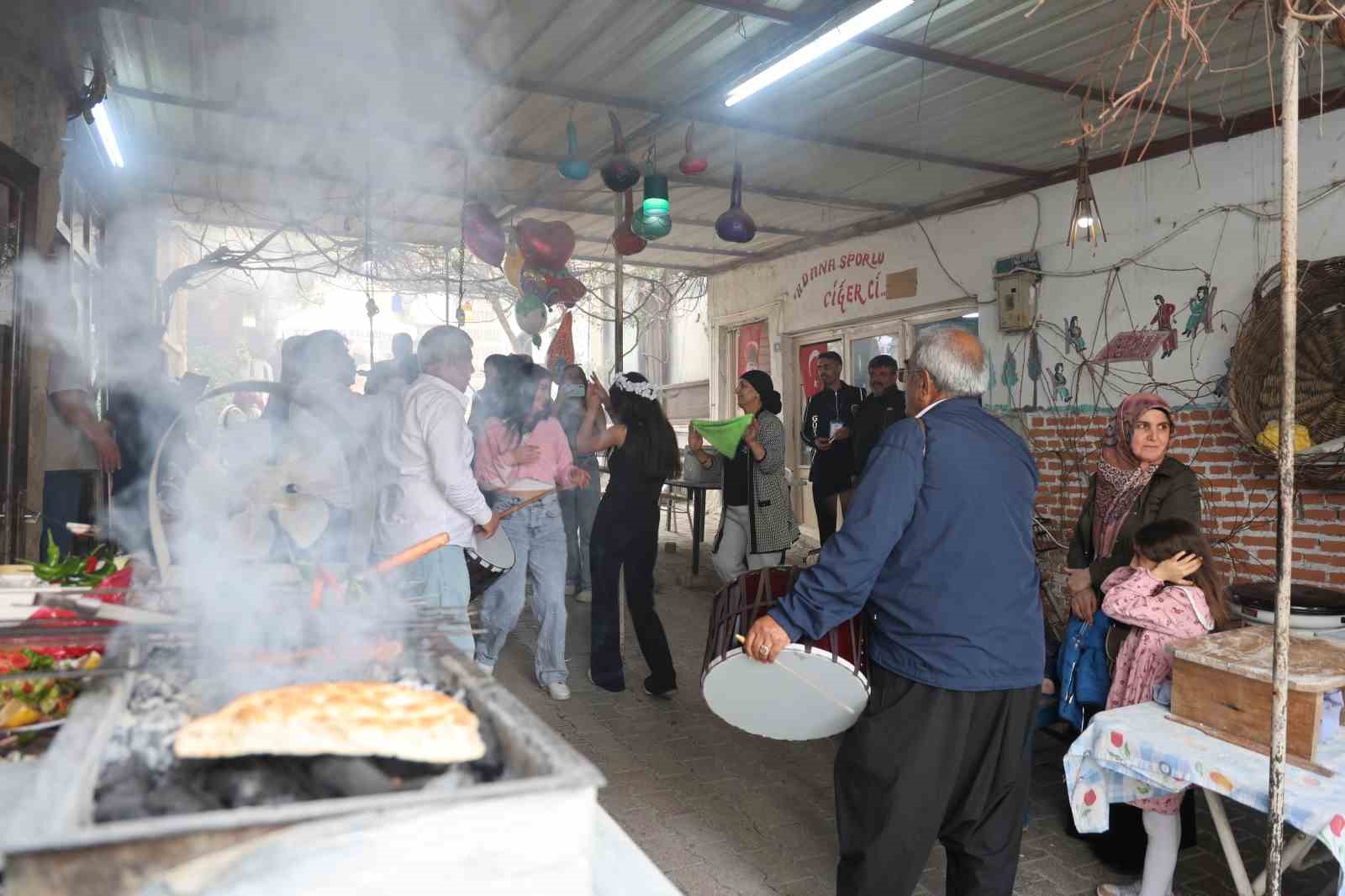 Festivalde Osmanlı geleneği yaşatıldı, ciğer tezgahları davul zurna ile şenlendi
Festivalde Osmanlı geleneği yaşatıldı, ciğer tezgahları davul zurna ile şenlendi