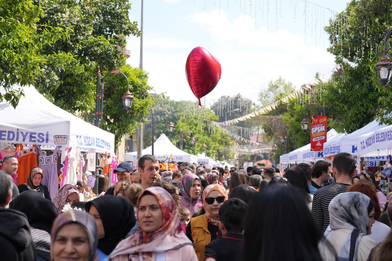 Festivalde Osmanlı geleneği yaşatıldı, ciğer tezgahları davul zurna ile şenlendi
Festivalde Osmanlı geleneği yaşatıldı, ciğer tezgahları davul zurna ile şenlendi