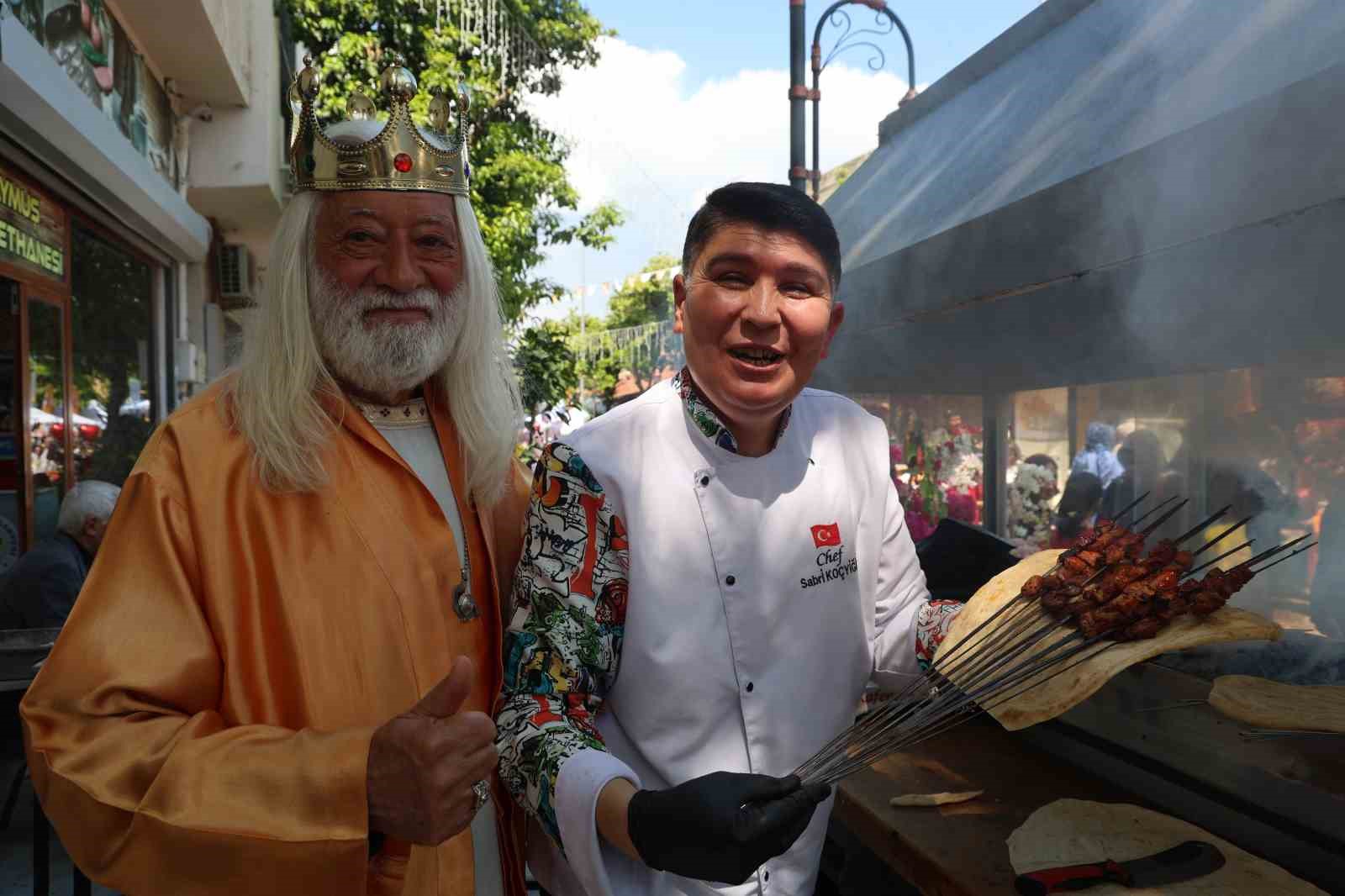 Festivalde Osmanlı geleneği yaşatıldı, ciğer tezgahları davul zurna ile şenlendi
Festivalde Osmanlı geleneği yaşatıldı, ciğer tezgahları davul zurna ile şenlendi