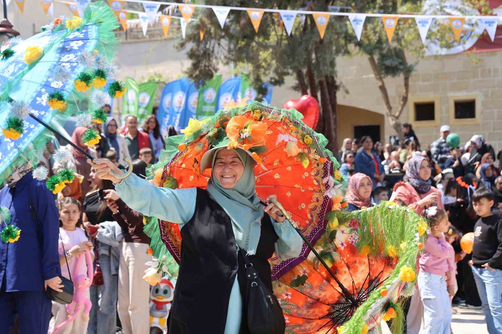 Festivalde Osmanlı geleneği yaşatıldı, ciğer tezgahları davul zurna ile şenlendi
Festivalde Osmanlı geleneği yaşatıldı, ciğer tezgahları davul zurna ile şenlendi