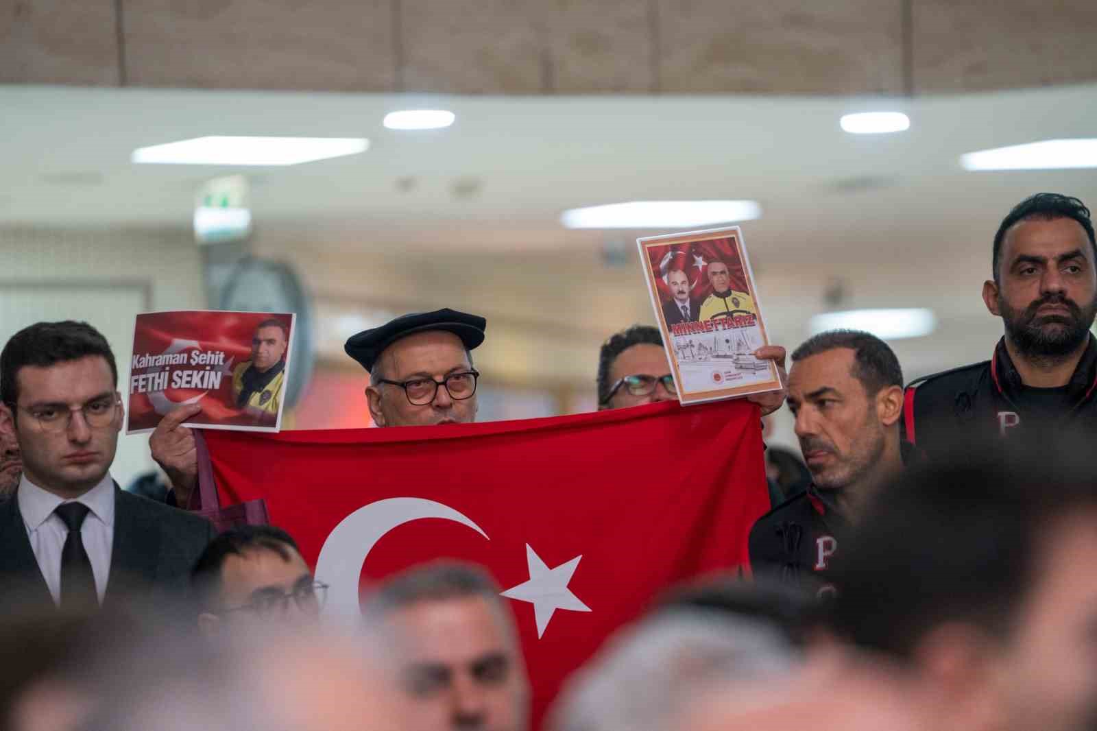 Fethi Sekin şehit düştüğü yerde karanfillerle anıldı
