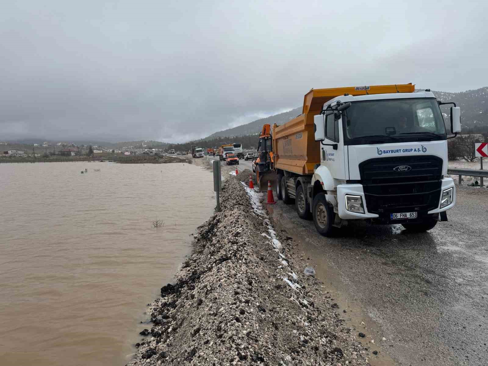 Fethiye - Antalya kara yolunda su baskını: "Ulaşım kontrollü sağlanıyor"
