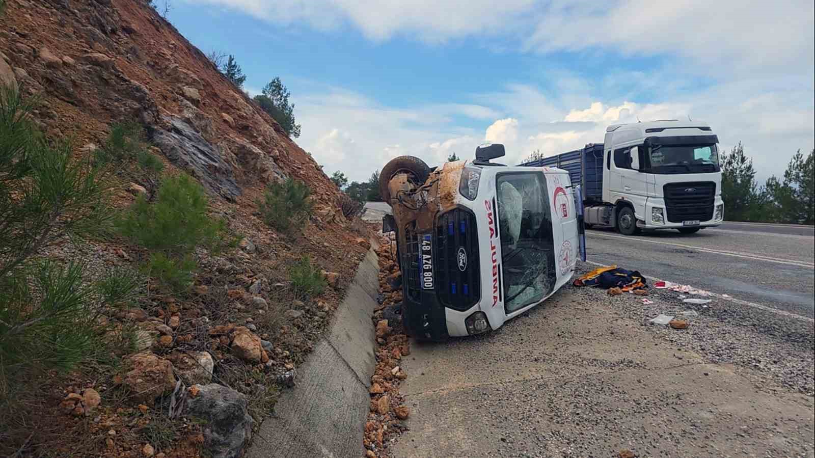 Fethiye-Korkuteli karayolunda ambulans kazası: 1 yaralı

