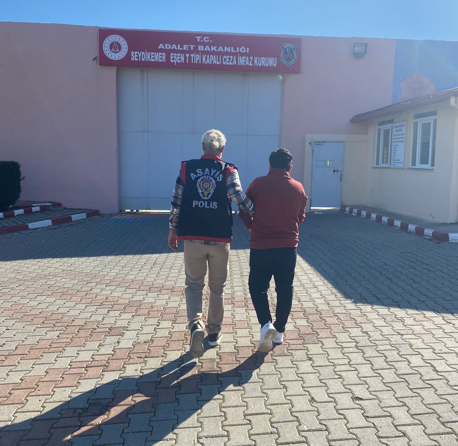 Fethiye’de 20 yıl hapis cezası bulunan cezaevi firarisi yakalandı
