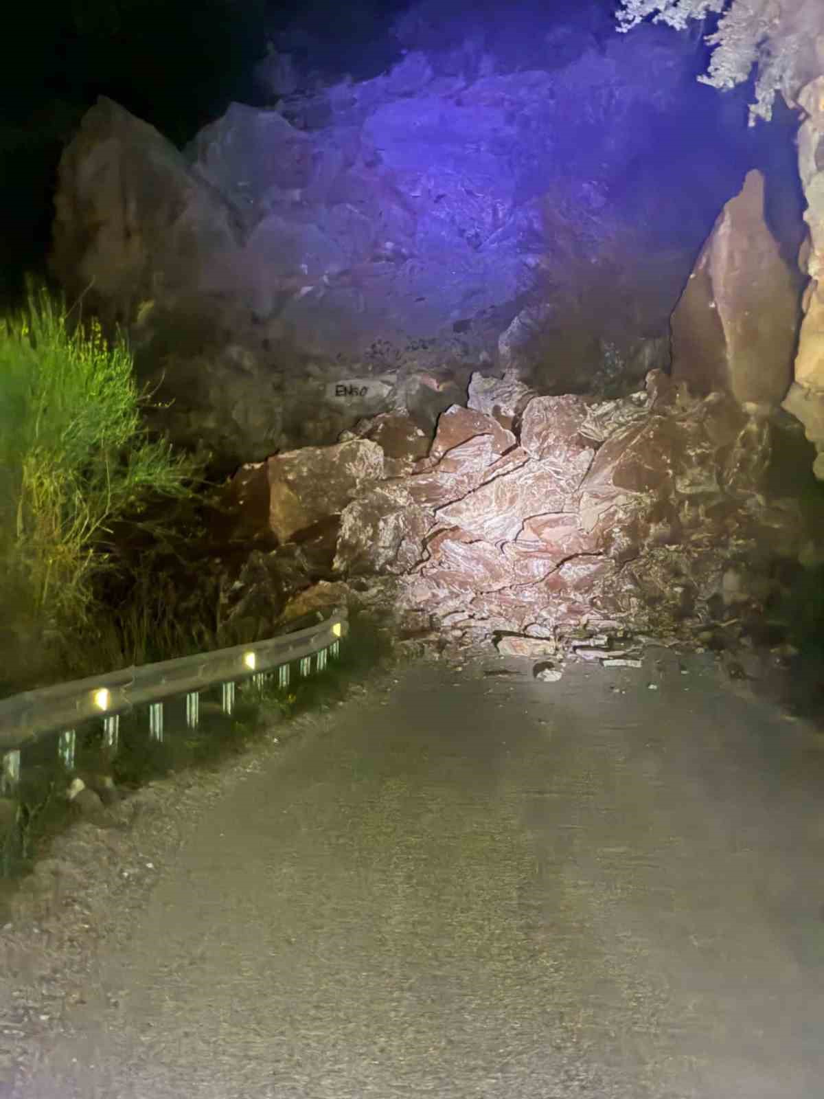 Fethiye’de kaya düşmesi sonucu Faralya yolu ulaşıma kapandı
