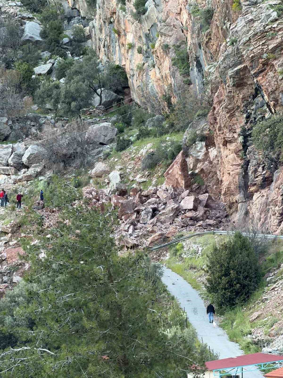 Fethiye’de kaya düşmesi sonucu Faralya yolu ulaşıma kapandı
