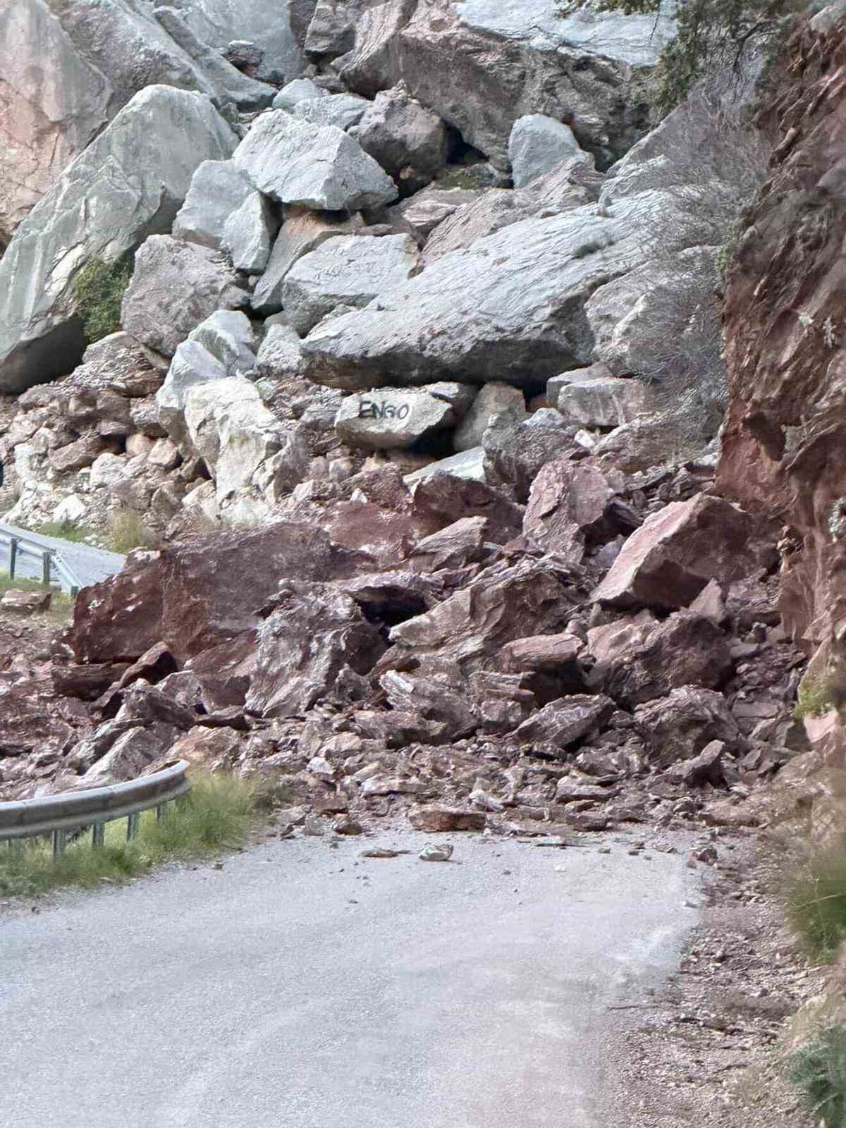 Fethiye’de kaya düşmesi sonucu Faralya yolu ulaşıma kapandı
