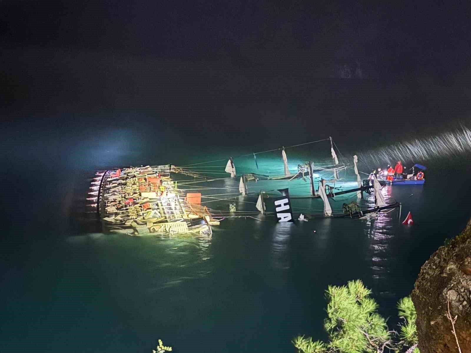 Fethiye’de kayalıklara çarparak batan teknedeki 6 kişi kurtarıldı, 1 kişi kayıp
