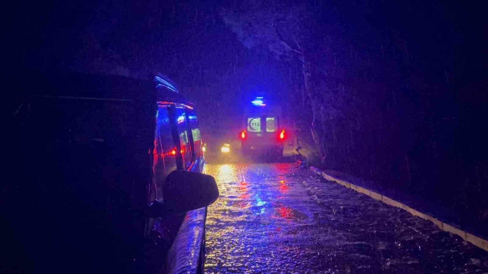 Fethiye’de kayalıklara çarparak batan teknedeki 6 kişi kurtarıldı, 1 kişi kayıp
