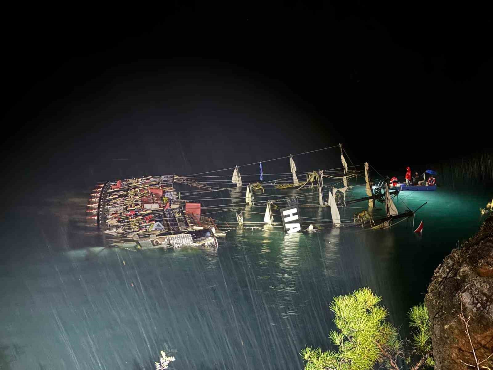 Fethiye’de kayalıklara çarparak batan teknedeki 6 kişi kurtarıldı, 1 kişi kayıp
