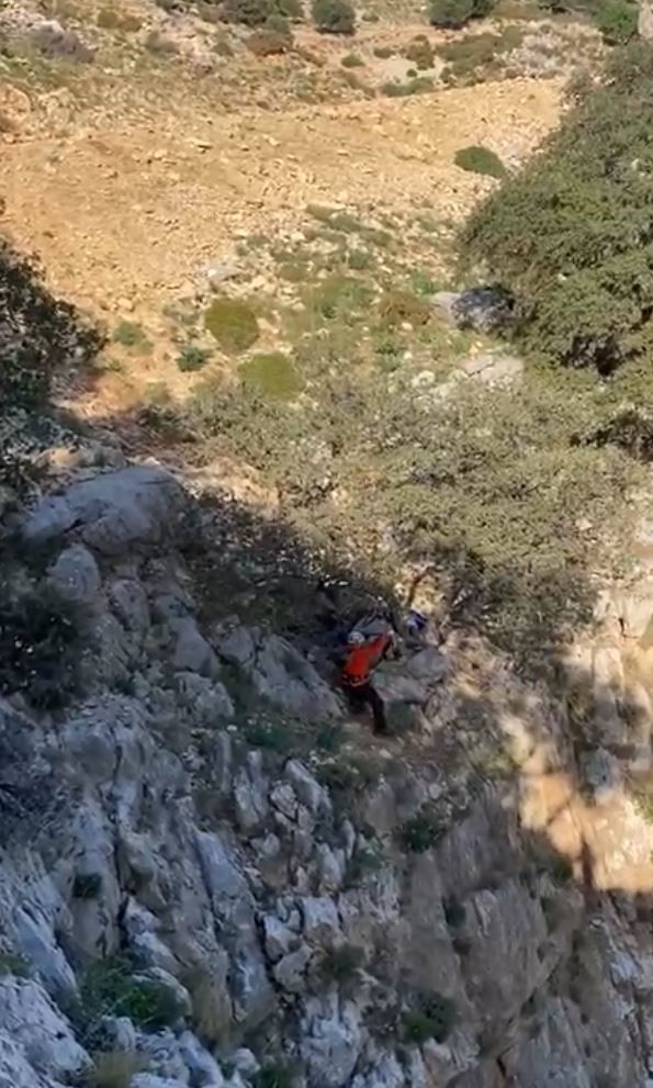 Fethiye’de kayalıklarda mahsur kalan keçi kurtarıldı
