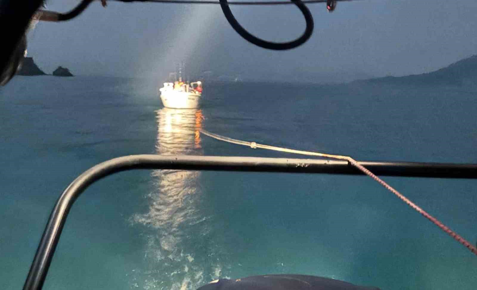 Fethiye’de makine arızası nedeniyle sürüklenen tekne kurtarıldı
