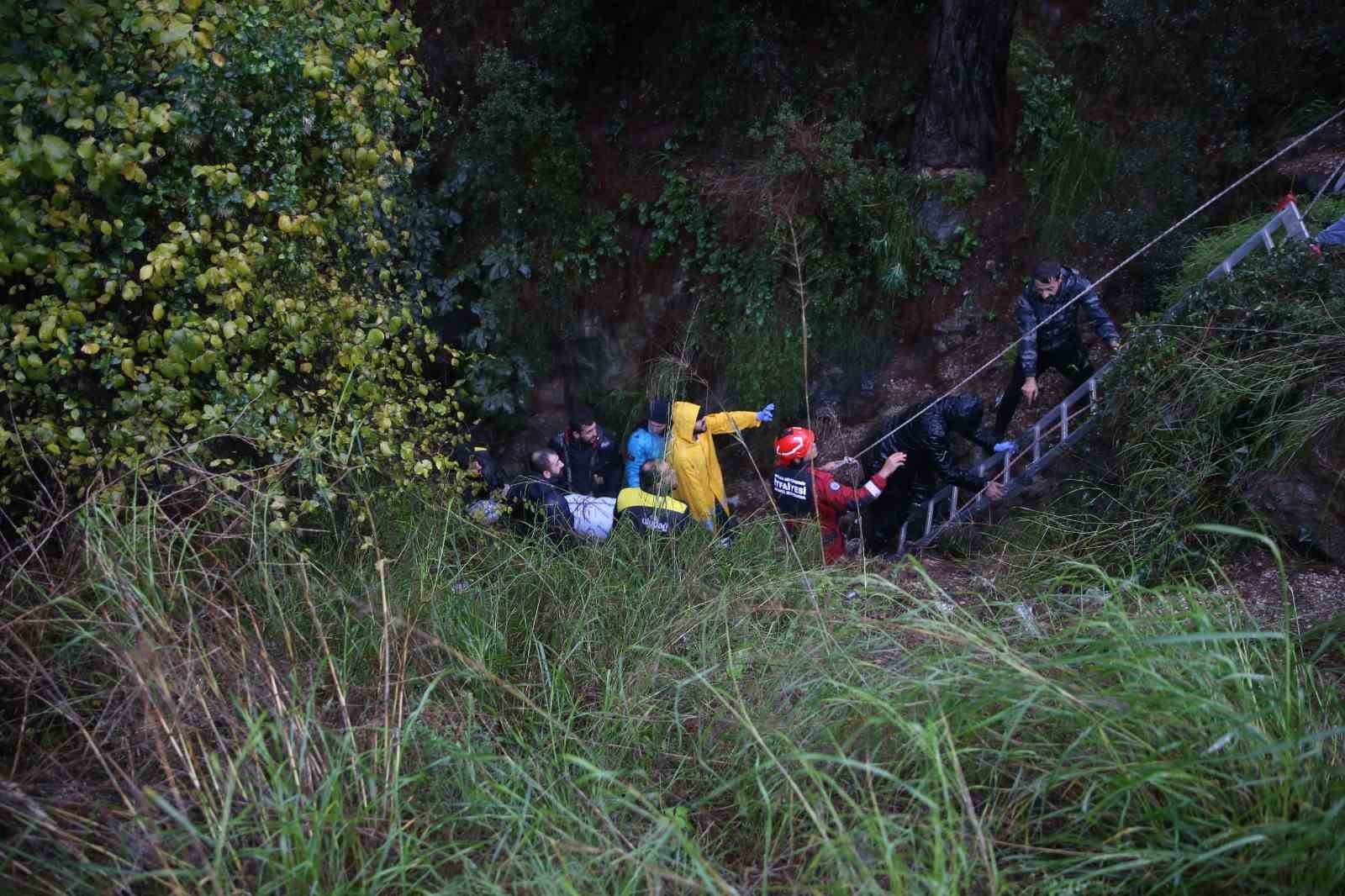 Fethiye’de otomobil uçuruma düştü
