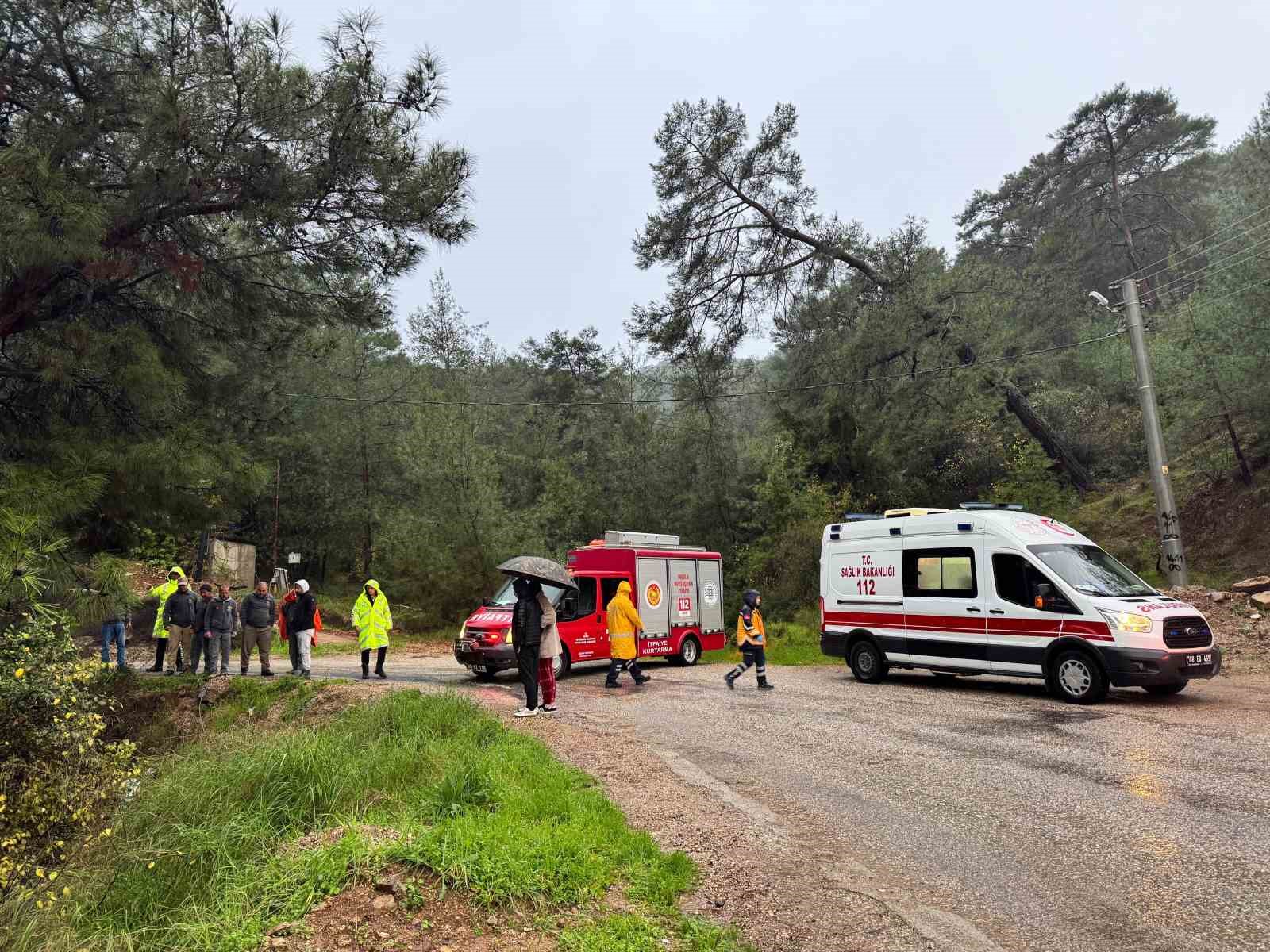 Fethiye’de otomobil uçuruma düştü
