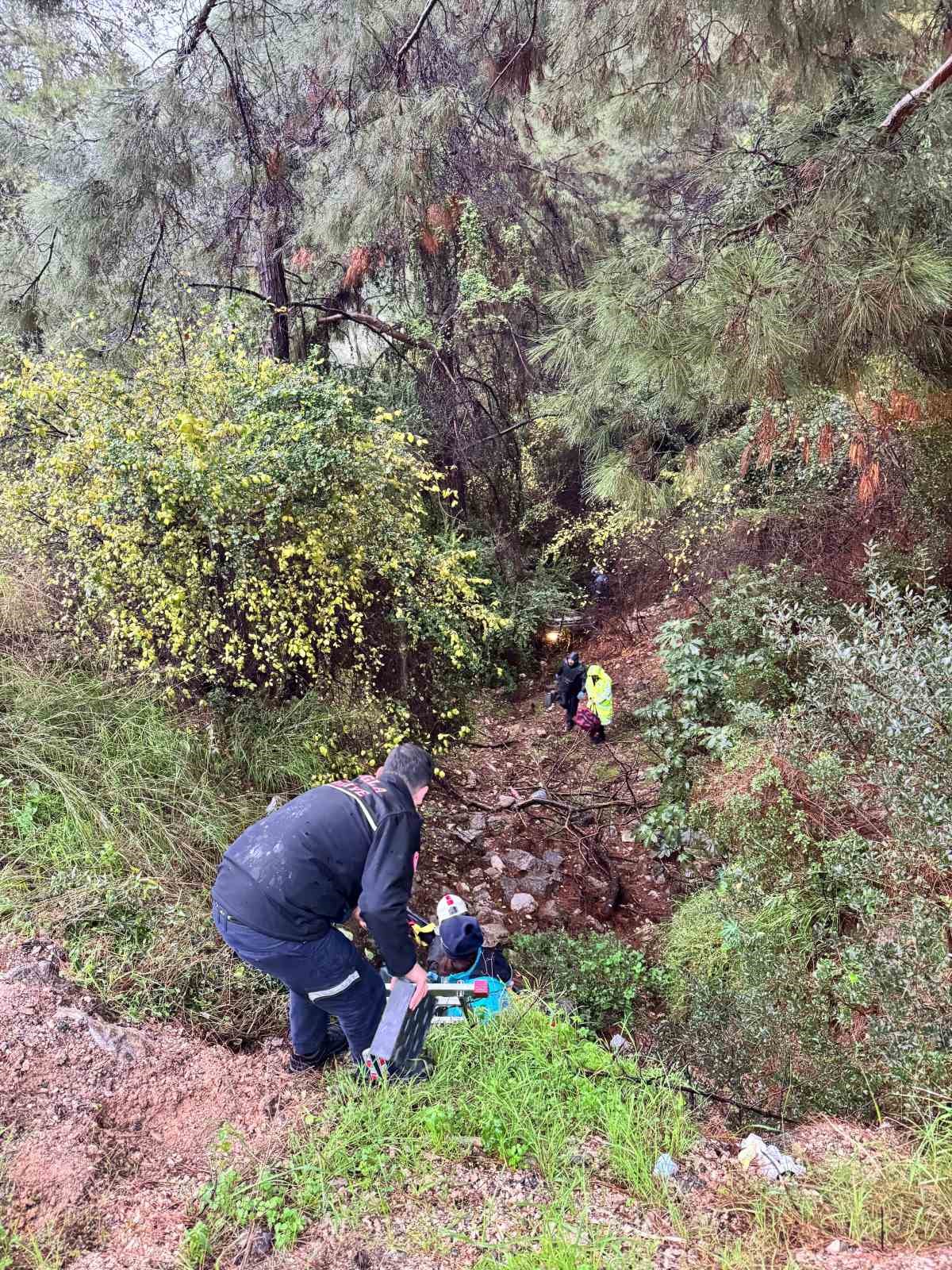 Fethiye’de otomobil uçuruma düştü

