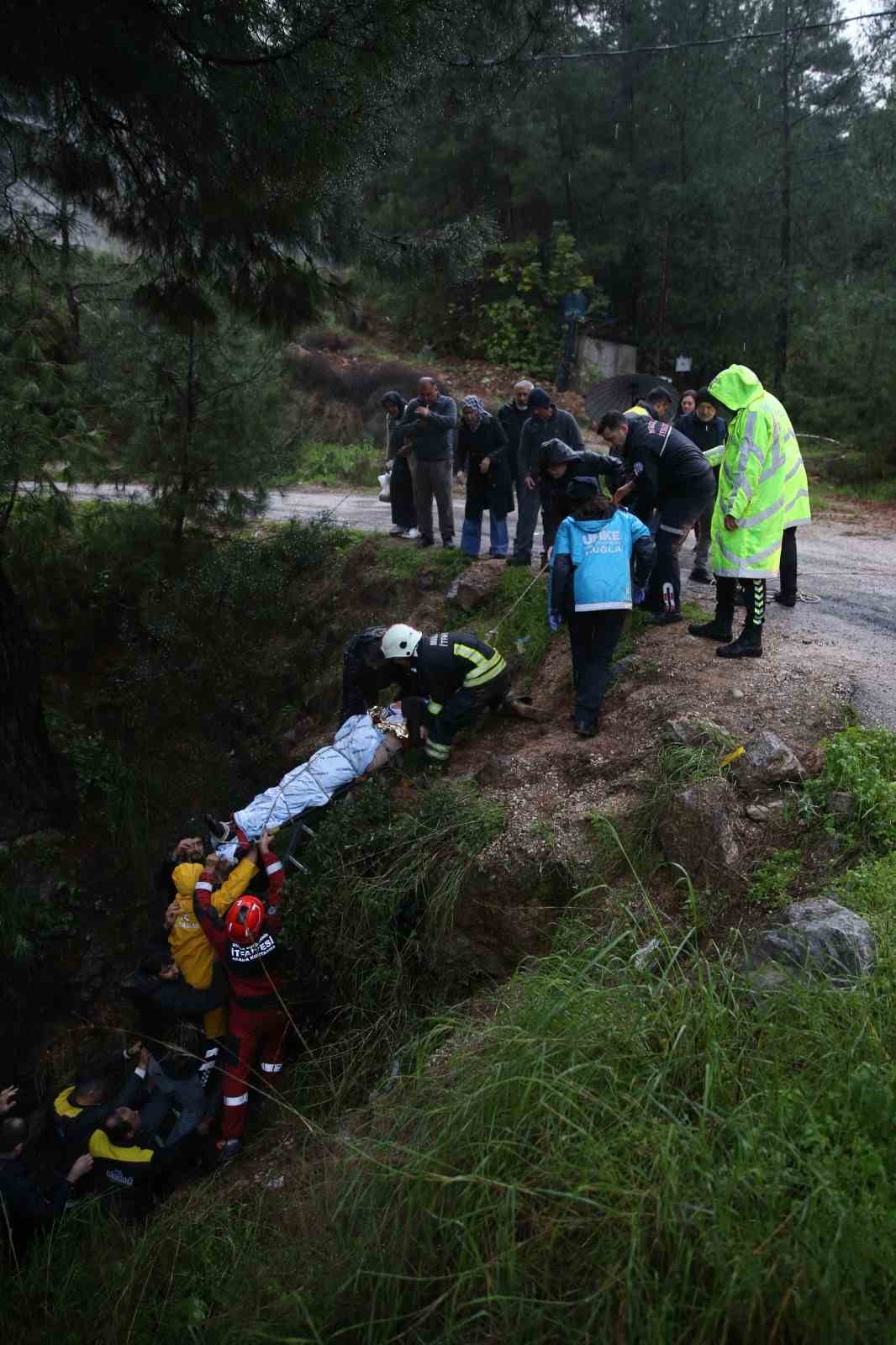 Fethiye’de otomobil uçuruma düştü
