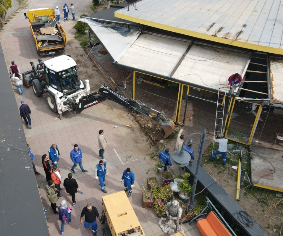 Fethiye’de sahil bandında kaçak yapılar yıkılıyor
