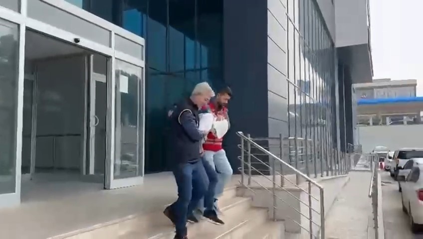 FETÖ yalanıyla dolandırıcılık: Sahte polis altın dolu çantayla kaçarken yakalandı
