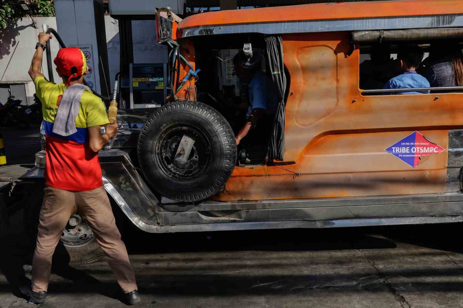 Filipinler’de ulaşım sendikaları artan yakıt fiyatlarına karşı iş bıraktı
Filipinler’de ulaşım sendikaları artan yakıt fiyatlarına karşı iş bıraktı