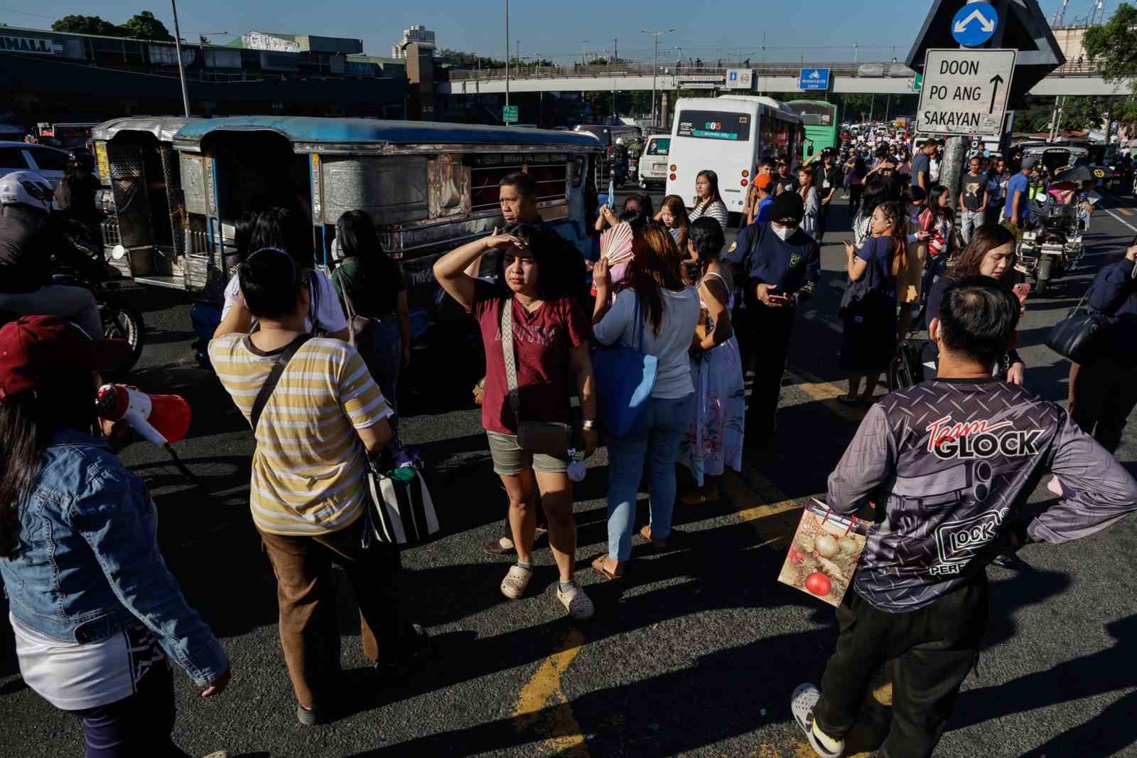 Filipinler’de ulaşım sendikaları artan yakıt fiyatlarına karşı iş bıraktı
Filipinler’de ulaşım sendikaları artan yakıt fiyatlarına karşı iş bıraktı