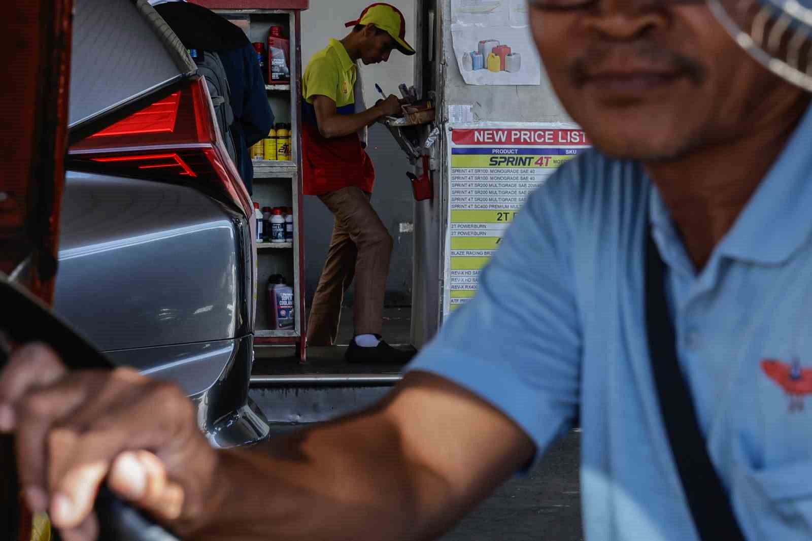 Filipinler’de ulaşım sendikaları artan yakıt fiyatlarına karşı iş bıraktı
Filipinler’de ulaşım sendikaları artan yakıt fiyatlarına karşı iş bıraktı