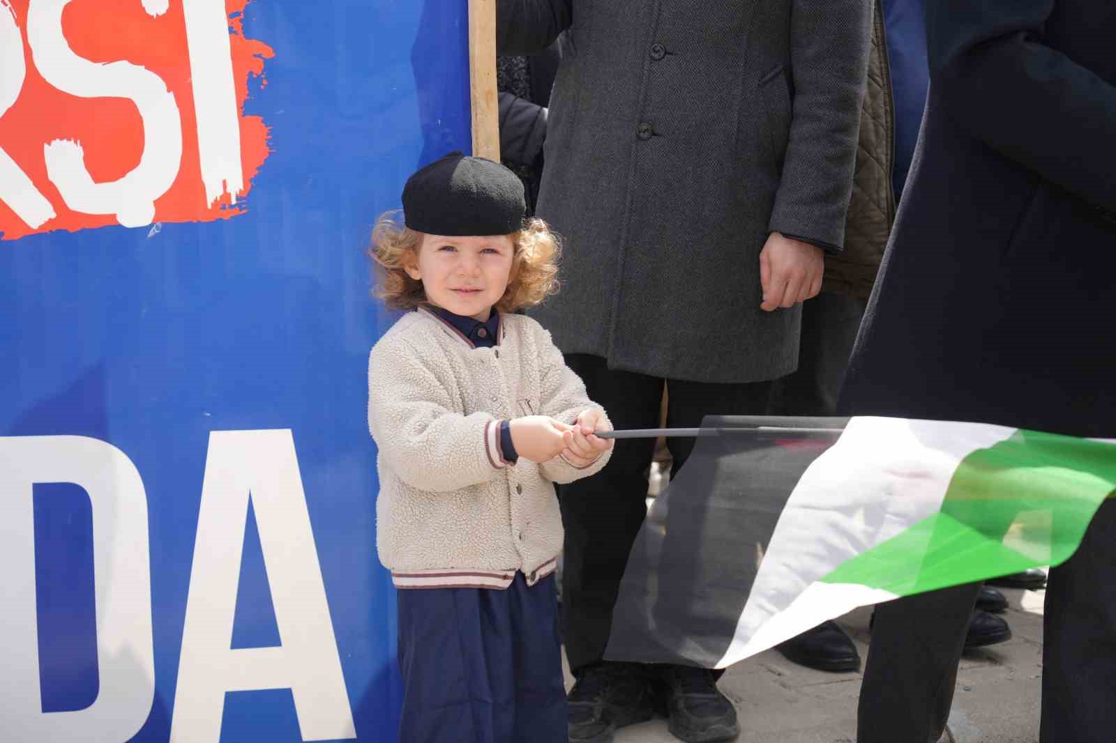 Filistin’deki idamlara Niğde’den tepki: "Bu zulme karşı sessiz kalmayacağız"
Filistin’deki idamlara Niğde’den tepki: "Bu zulme karşı sessiz kalmayacağız"