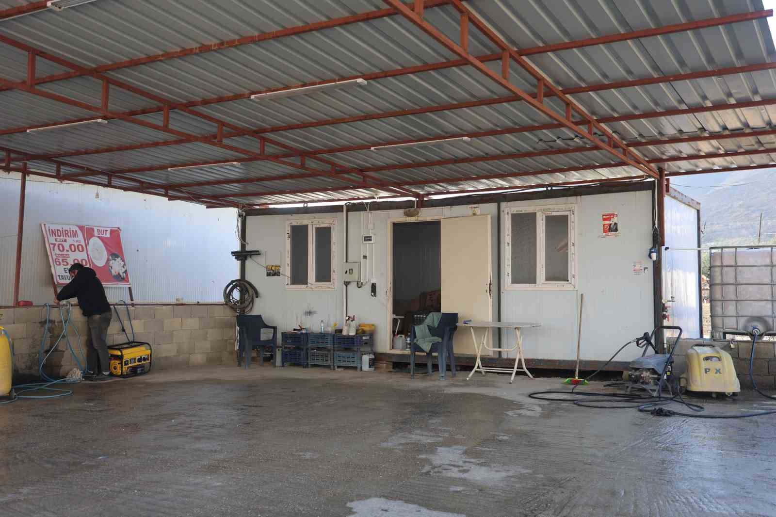 Film sahnelerini aratmayan görüntü: Motosikletle gelen maskeli 2 şahıs pompalı tüfeklerle iş yerini kurşunladı
