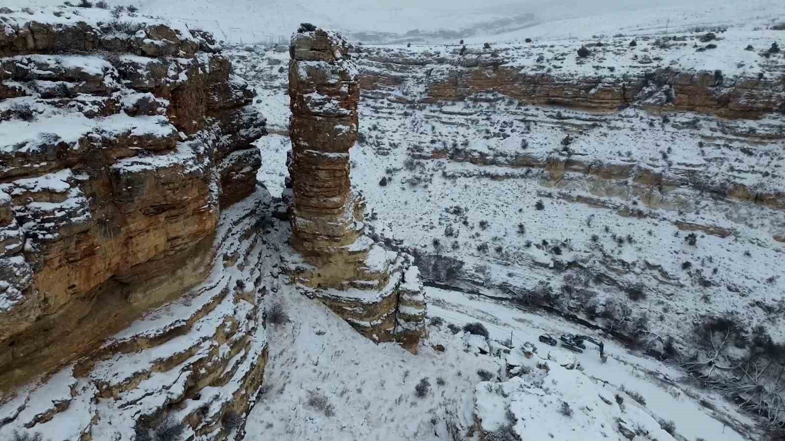 Film ve belgesellerin çekildiği Taşkale köyü kar yağışı sonrası kartpostallık görüntüler oluşturdu
Film ve belgesellerin çekildiği Taşkale köyü kar yağışı sonrası kartpostallık görüntüler oluşturdu
