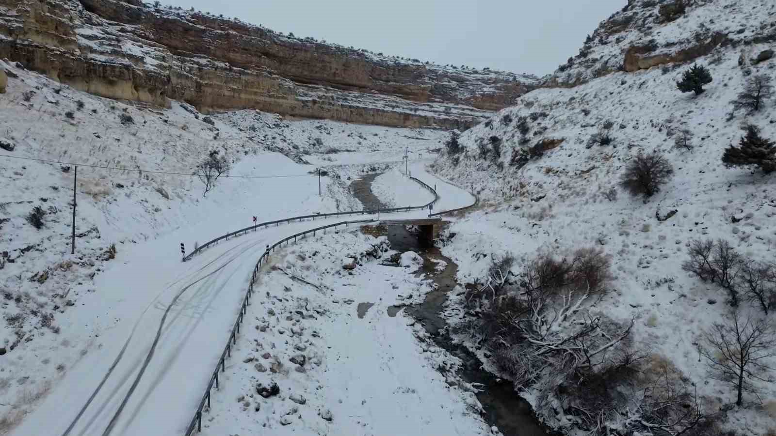 Film ve belgesellerin çekildiği Taşkale köyü kar yağışı sonrası kartpostallık görüntüler oluşturdu
Film ve belgesellerin çekildiği Taşkale köyü kar yağışı sonrası kartpostallık görüntüler oluşturdu