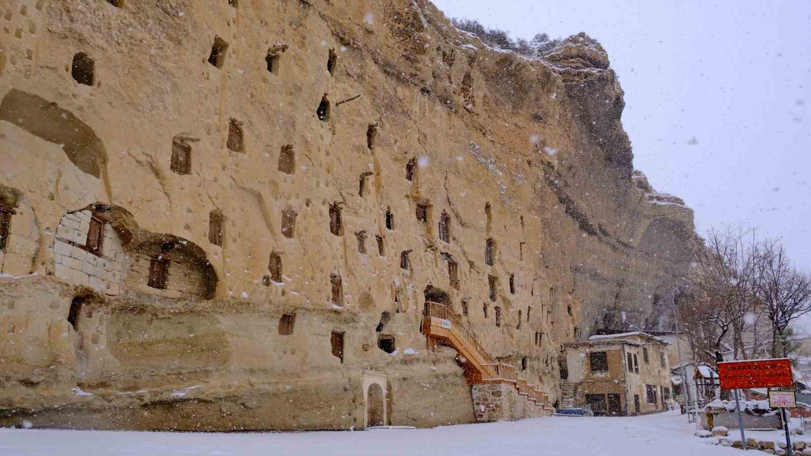 Film ve belgesellerin çekildiği Taşkale köyü kar yağışı sonrası kartpostallık görüntüler oluşturdu
Film ve belgesellerin çekildiği Taşkale köyü kar yağışı sonrası kartpostallık görüntüler oluşturdu