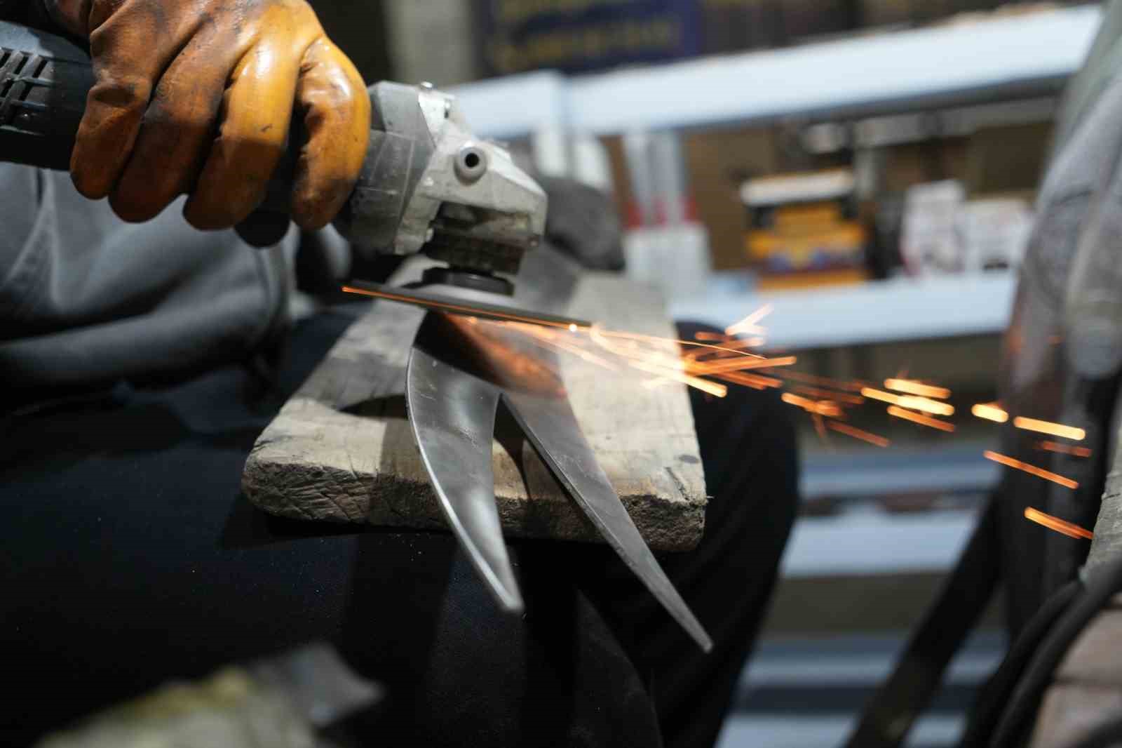 Filmlerden esinlenen genç, ata mesleği olan kılıç ustalığını sürdürüyor
