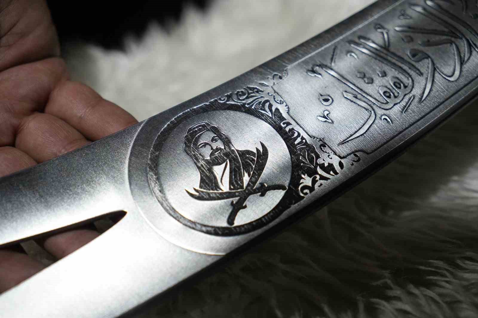 Filmlerden esinlenen genç, ata mesleği olan kılıç ustalığını sürdürüyor
