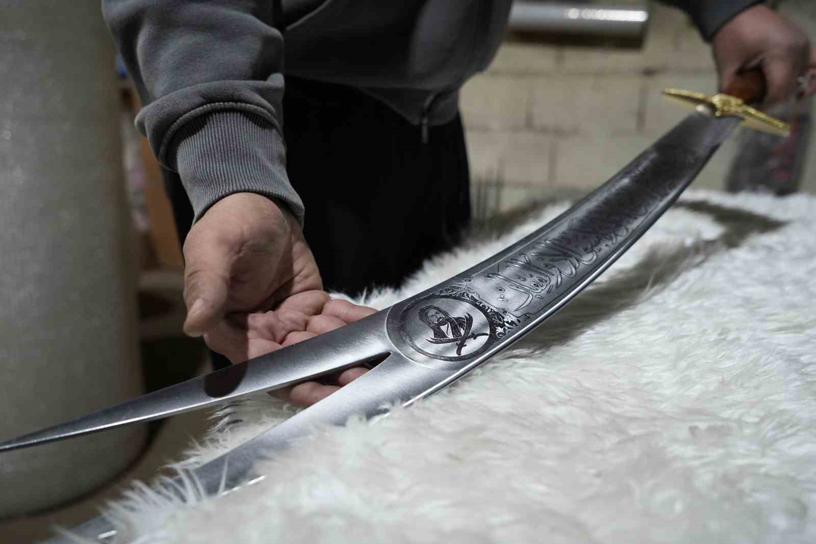 Filmlerden esinlenen genç, ata mesleği olan kılıç ustalığını sürdürüyor
