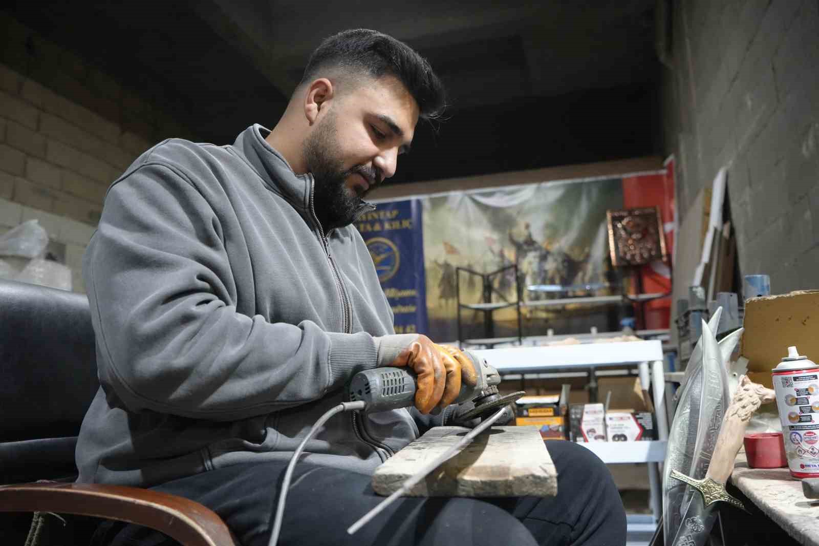 Filmlerden esinlenen genç, ata mesleği olan kılıç ustalığını sürdürüyor
