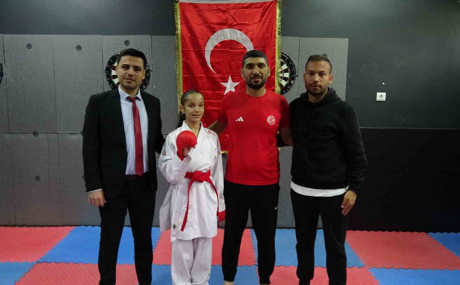 Filmlerden etkilendi, karatede şampiyon oldu
