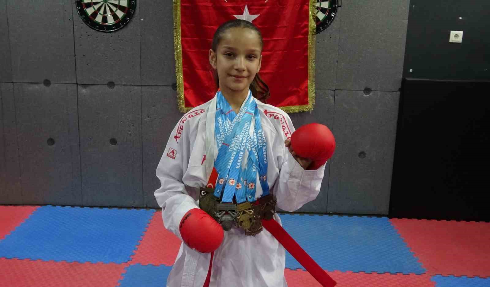 Filmlerden etkilendi, karatede şampiyon oldu
