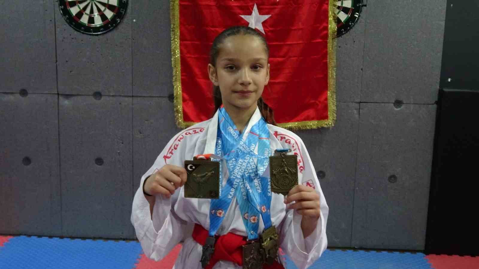 Filmlerden etkilendi, karatede şampiyon oldu
