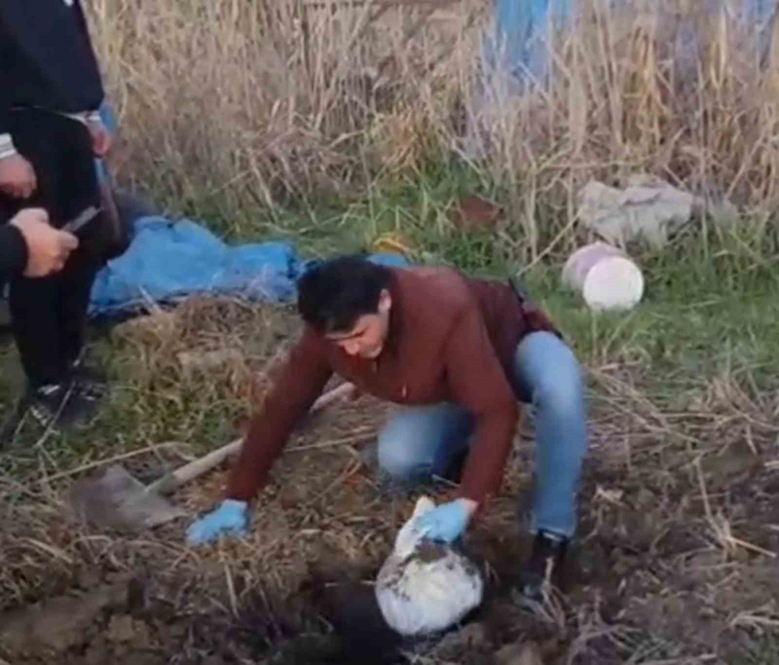 Filmleri aratmayan milyonlarca liralık kuyumcu soygununda, altınlar 4 farklı noktada toprağa gömülü bulundu
Filmleri aratmayan milyonlarca liralık kuyumcu soygununda, altınlar 4 farklı noktada toprağa gömülü bulundu