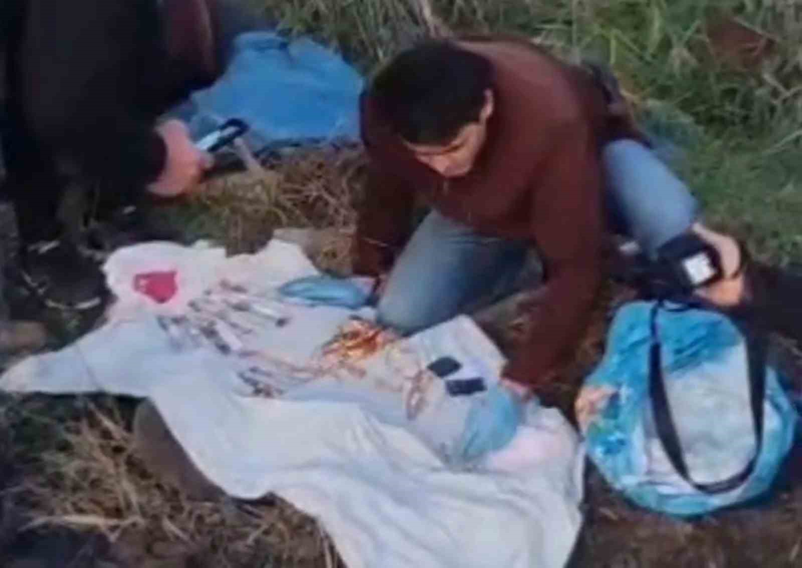 Filmleri aratmayan milyonlarca liralık kuyumcu soygununda, altınlar 4 farklı noktada toprağa gömülü bulundu
Filmleri aratmayan milyonlarca liralık kuyumcu soygununda, altınlar 4 farklı noktada toprağa gömülü bulundu