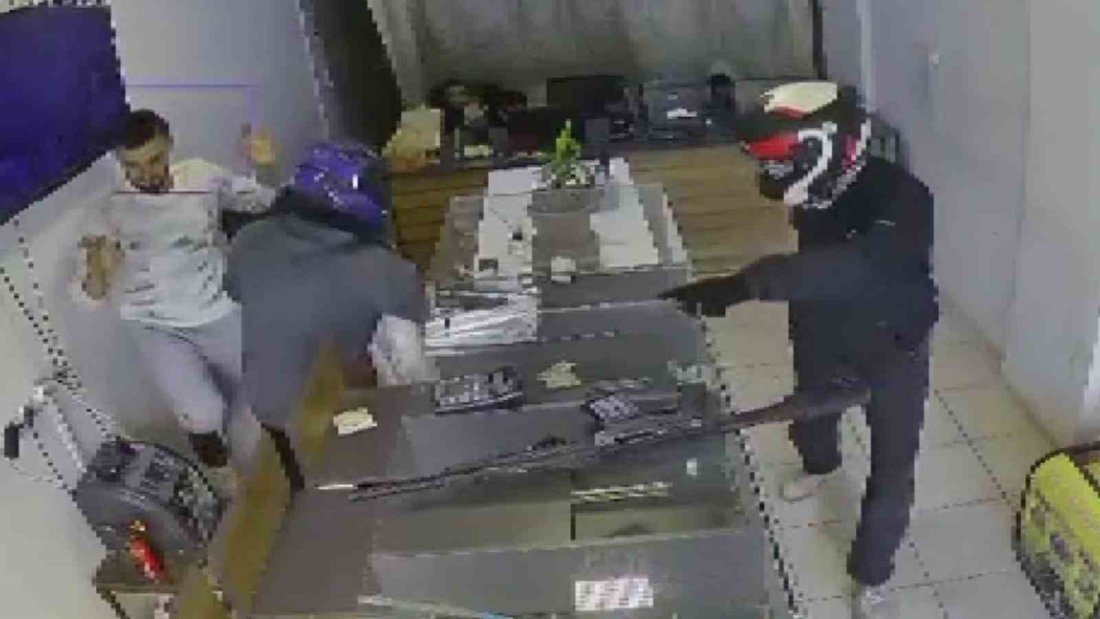 Filmleri aratmayan milyonlarca liralık kuyumcu soygununda, altınlar 4 farklı noktada toprağa gömülü bulundu
Filmleri aratmayan milyonlarca liralık kuyumcu soygununda, altınlar 4 farklı noktada toprağa gömülü bulundu