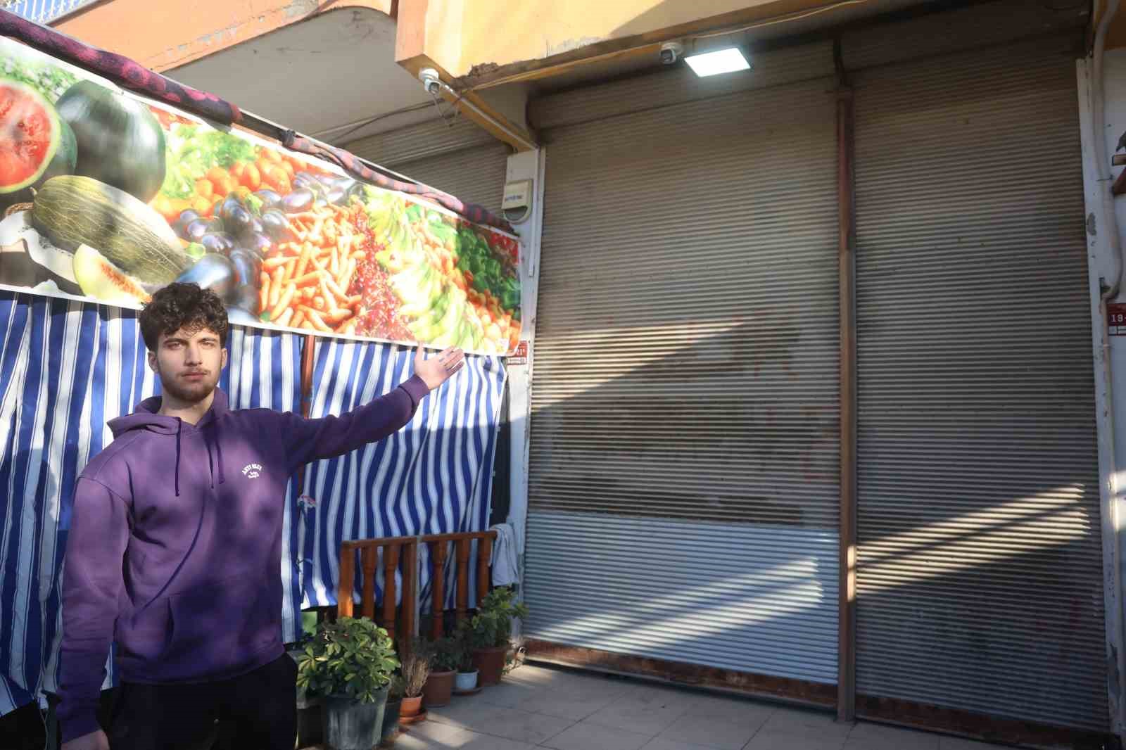 Filmleri aratmayan milyonlarca liralık kuyumcu soygununda, altınlar 4 farklı noktada toprağa gömülü bulundu
Filmleri aratmayan milyonlarca liralık kuyumcu soygununda, altınlar 4 farklı noktada toprağa gömülü bulundu