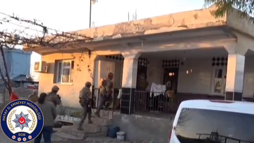 Filmleri aratmayan milyonlarca liralık kuyumcu soygununda, altınlar 4 farklı noktada toprağa gömülü bulundu
Filmleri aratmayan milyonlarca liralık kuyumcu soygununda, altınlar 4 farklı noktada toprağa gömülü bulundu