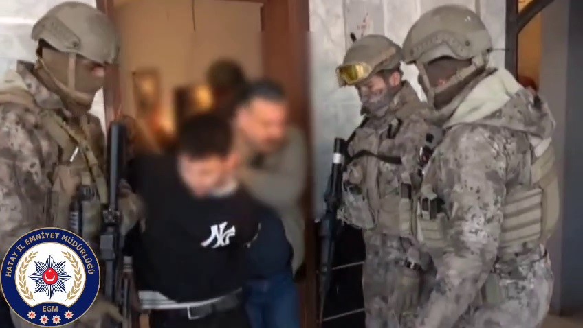 Filmleri aratmayan milyonlarca liralık kuyumcu soygununda, altınlar 4 farklı noktada toprağa gömülü bulundu
Filmleri aratmayan milyonlarca liralık kuyumcu soygununda, altınlar 4 farklı noktada toprağa gömülü bulundu