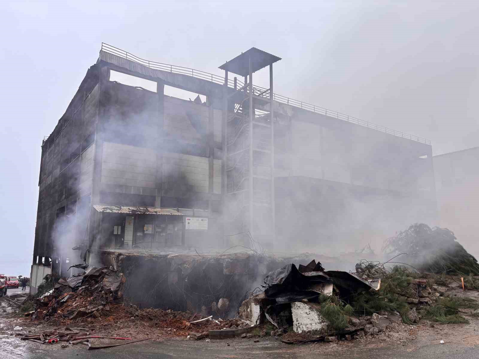 Fındık fabrikasındaki yangında soğutma çalışmaları sürüyor
