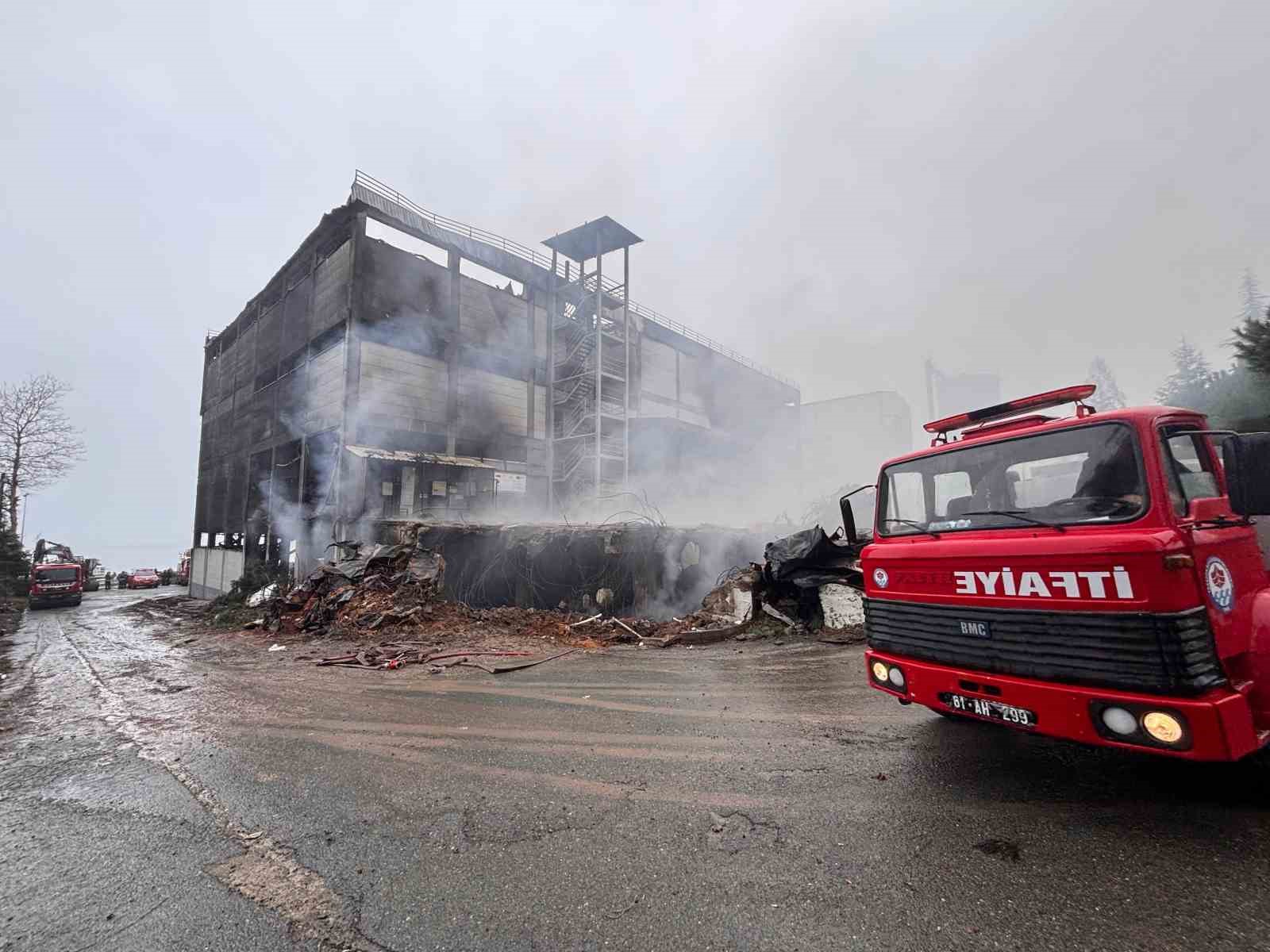 Fındık fabrikasındaki yangında soğutma çalışmaları sürüyor

