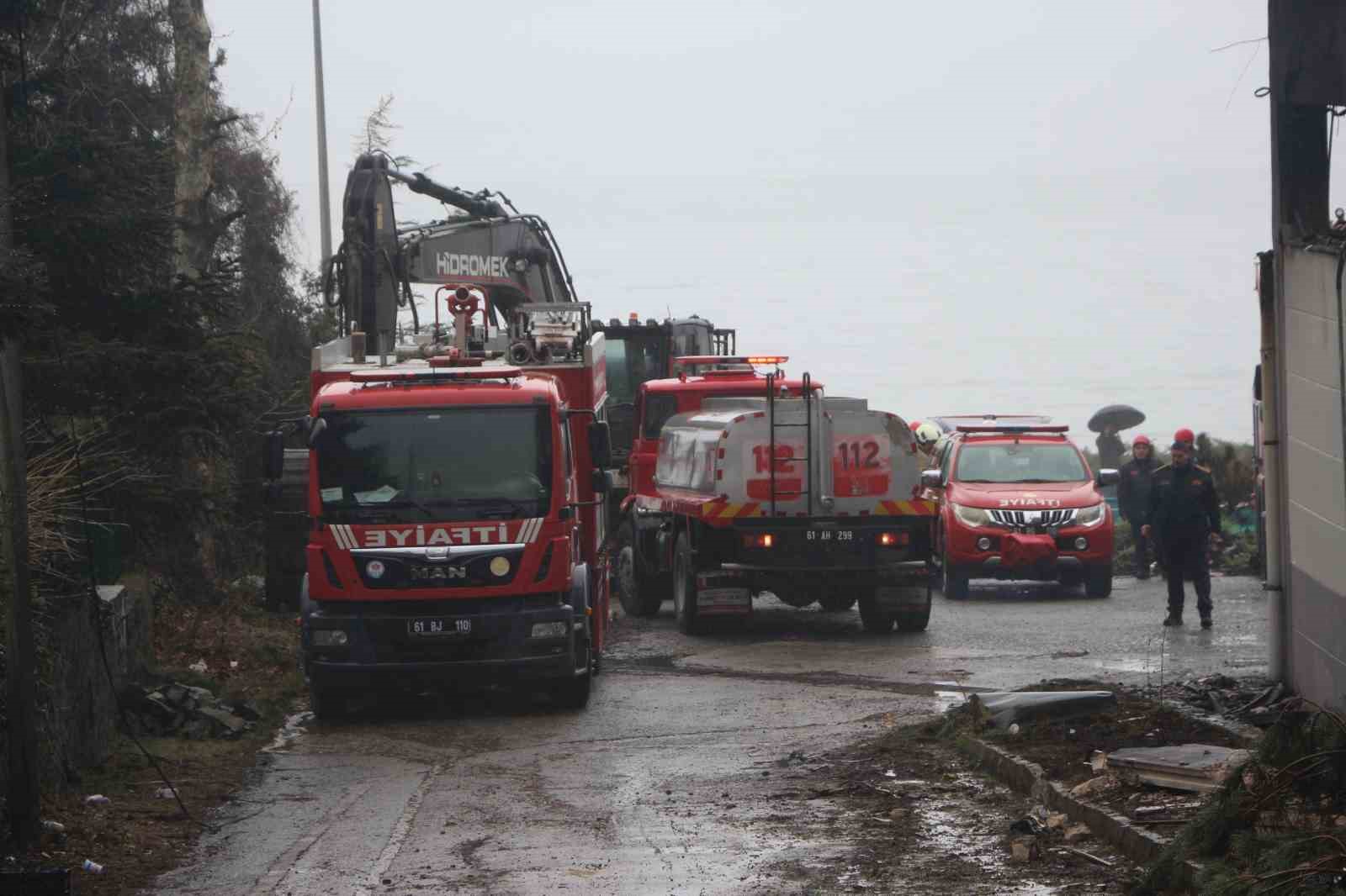 Fındık fabrikasındaki yangında soğutma çalışmaları sürüyor
