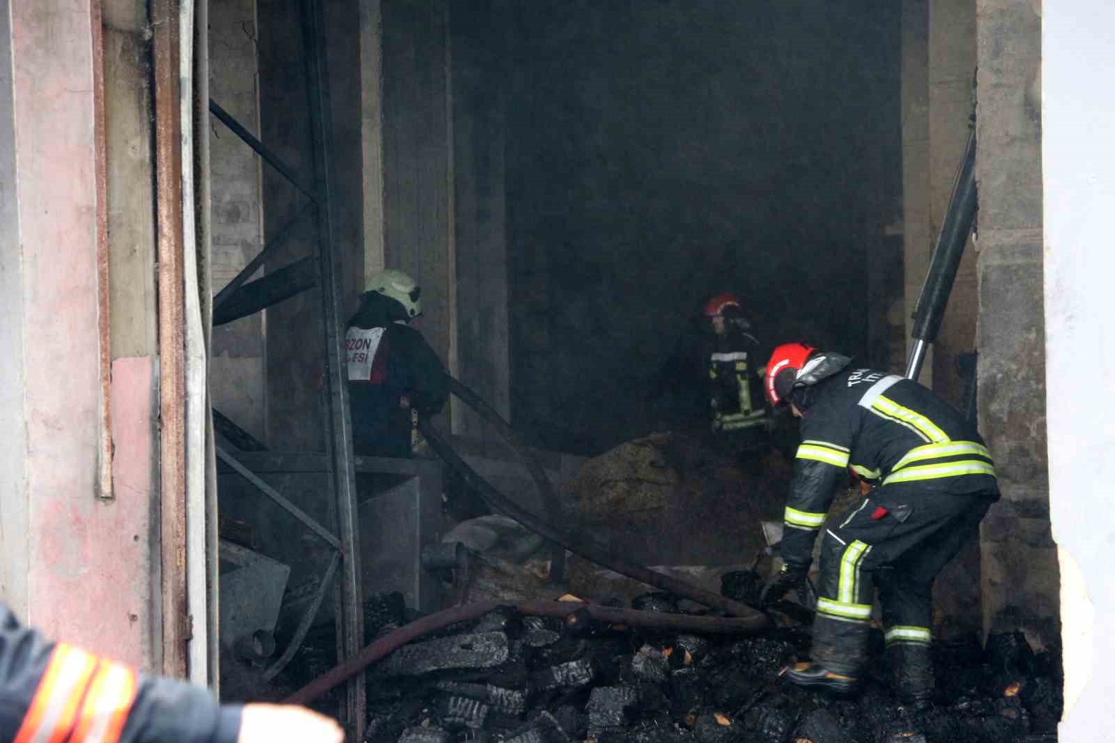 Fındık fabrikasındaki yangında soğutma çalışmaları sürüyor
