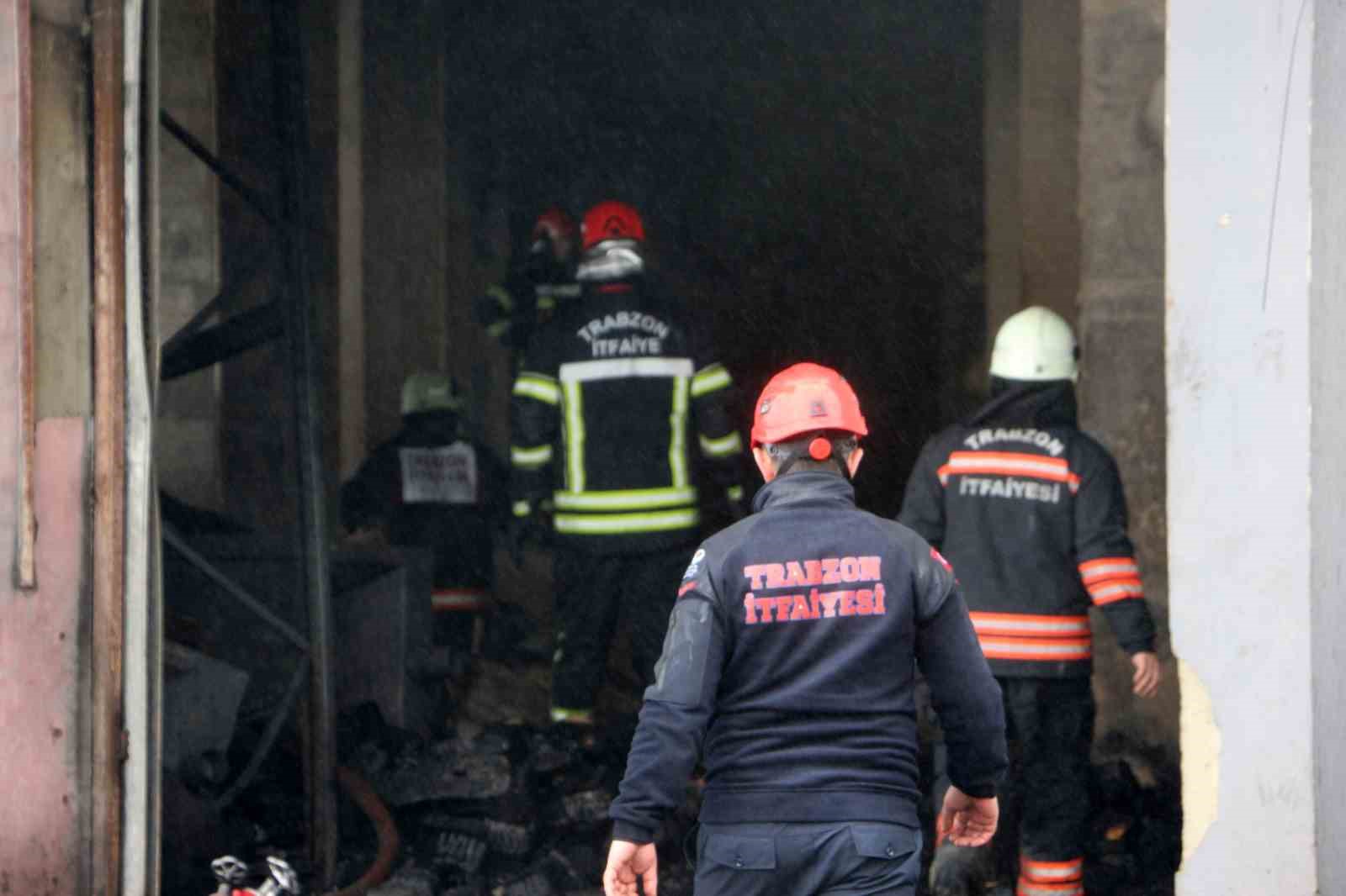 Fındık fabrikasındaki yangında soğutma çalışmaları sürüyor
